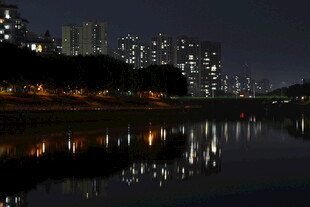 城市夜景湖面倒影