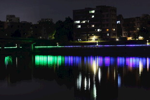 城市夜景湖面灯光倒影