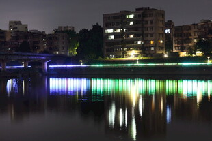 城市河畔夜景灯光倒影