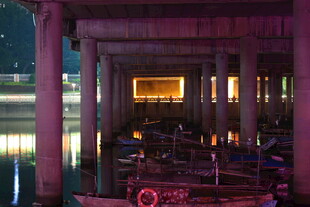 夜晚河畔停泊的船只