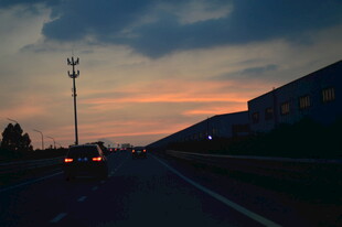 黄昏公路上的行驶景象