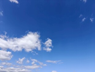 晴朗蓝天飘着几朵白云