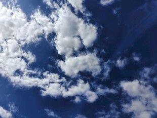 蓝天中的蓬松白云