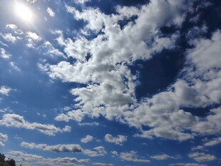 蓝天白云下的晴朗天空