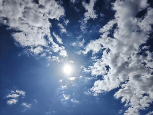 蓝天暖阳下的云朵