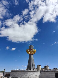 城市上空的独特雕塑景观