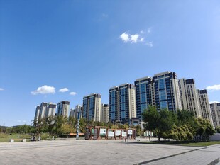 城市高楼与开阔蓝天景观