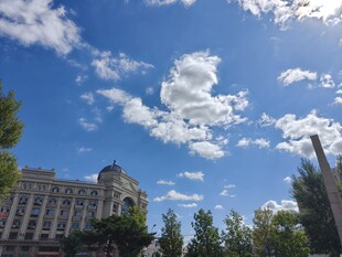 蓝天白云下的宏伟建筑