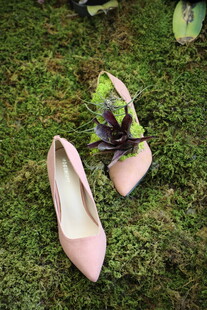 草地上的粉色高跟鞋