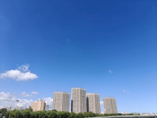 蓝天白云下的城市建筑群