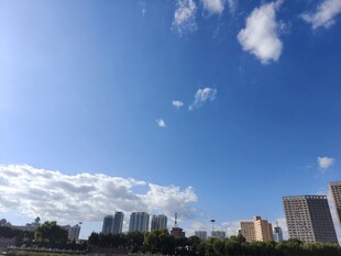 城市上空的蓝天白云