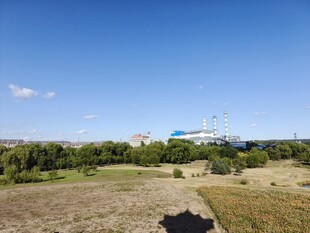 开阔原野与远处船只景观