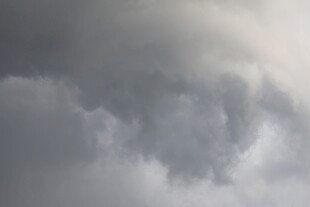 乌云密布的阴沉天空