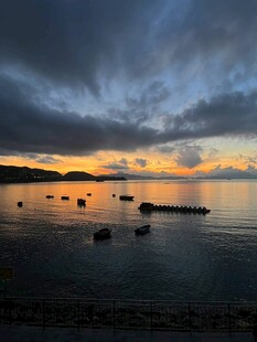 海边日落时分的静谧美景