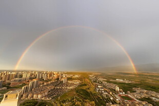城市上空的绚丽双彩虹