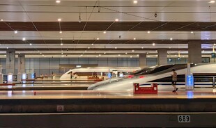 高铁站台上的高速列车