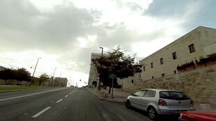 城市道路旁的车辆与建筑