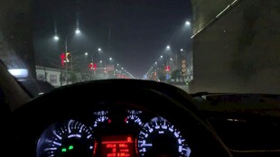 车内视角的城市夜路景象