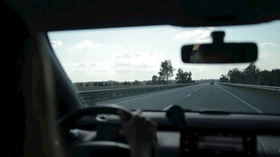 车内视角的公路驾驶场景