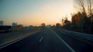 黄昏下的宽阔公路