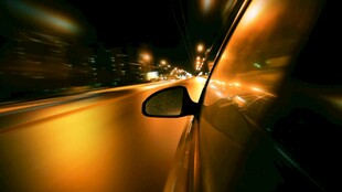 车内视角的夜间道路景象