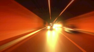 隧道中行驶的汽车灯光