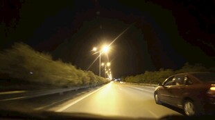 夜间公路行车场景