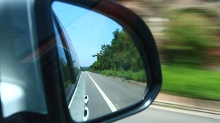 车后视镜中的道路风景