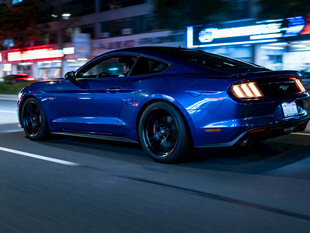 蓝色跑车夜间街道行驶