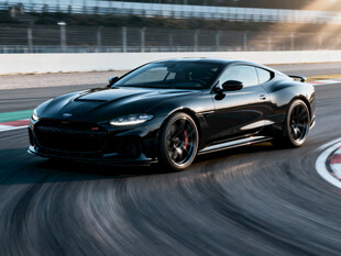 黑色跑车赛道上飞驰