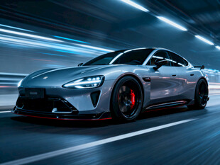 炫酷银跑车在光影隧道飞驰