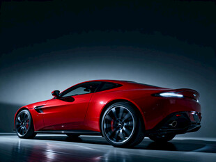 红色炫酷跑车侧后方视角