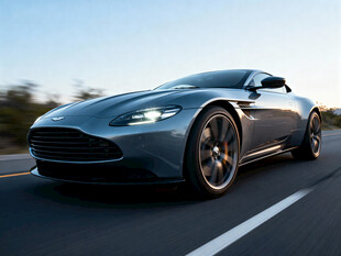 公路上疾驰的酷炫阿斯顿马丁