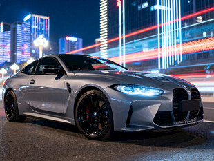 都市夜色中的炫酷银色跑车