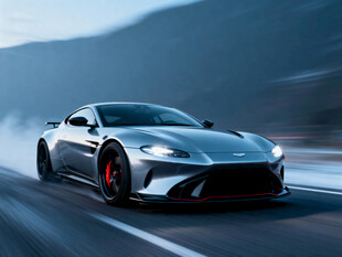 银色跑车公路飞驰