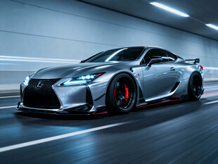 银色跑车飞驰于隧道中