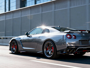 银色跑车停于城市道路旁