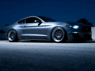 炫酷银色跑车夜色中静立