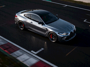 赛道上的银色炫酷跑车