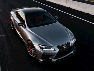 银色动感轿车在路上行驶