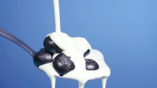 牛奶滴落溅起特写视频素材