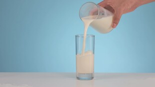 牛奶倒入玻璃杯瞬间