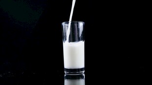 牛奶倒入玻璃杯瞬间