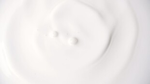 牛奶滴落溅起特写视频素材