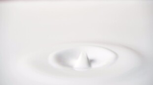 牛奶滴落溅起特写视频素材