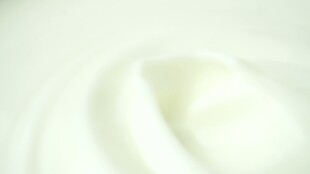 牛奶滴落溅起特写视频素材