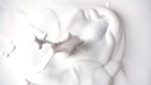 牛奶滴落溅起特写视频素材