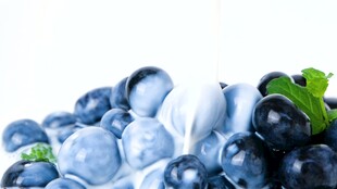 牛奶滴落溅起特写视频素材