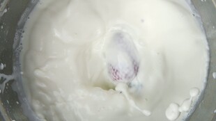 牛奶滴落溅起特写视频素材