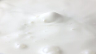 牛奶滴落溅起特写视频素材